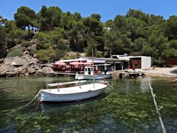 Cala Mastella.  Route à travers Ibiza