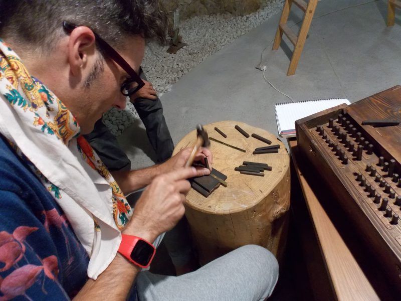 decorando una pulsera